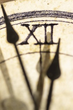 Zaman kavramı eski bir saatin elleriyle iş yapıyor.