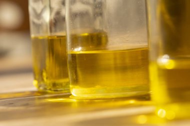 yağ şişelerinin detaylarından yansımalar ve ışıklar