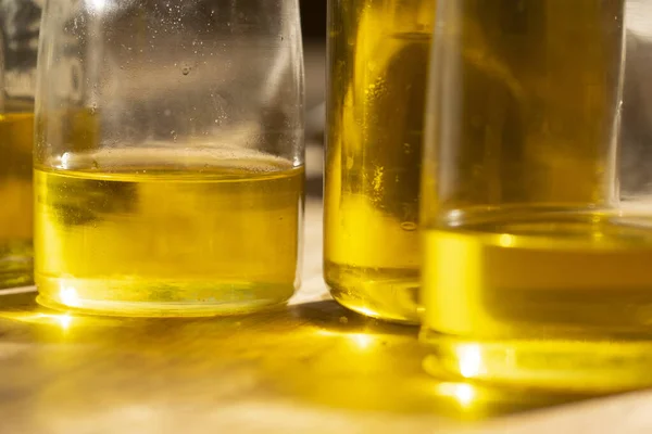 Kolory Odbicia Światła Poprzez Szczegóły Butelek Oleju — Zdjęcie stockowe