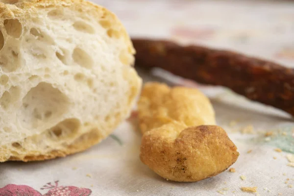 Een Brood Bij Een Broodje Een Pittige Salami Achtergrond — Stockfoto