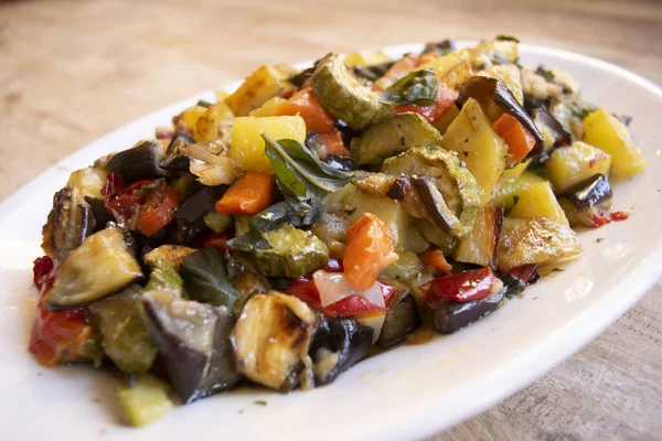 Kızarmış sebzelerden yapılmış Sicilyalı caponata.