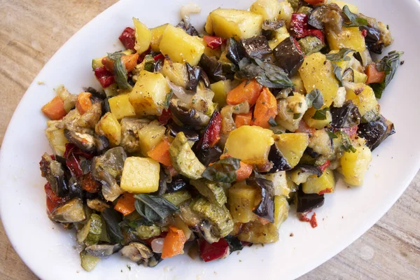 Kızarmış sebzelerden yapılmış Sicilyalı caponata.