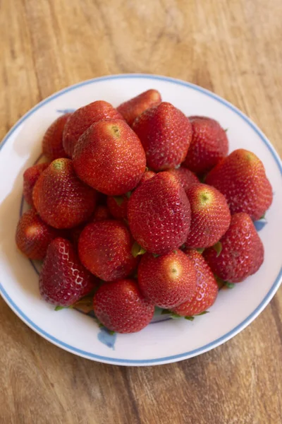 Haufen Frischer Erdbeeren Einer Pyramide Angeordnet — Stockfoto