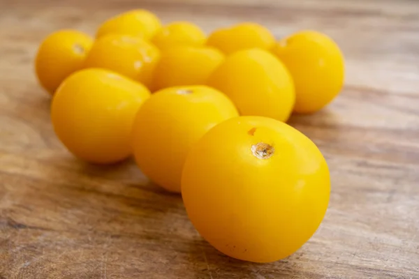 Gorup Dojrzałych Pomidorów Żółtych — Zdjęcie stockowe