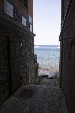 Scilla 'nın kendine özgü Chianalea köyü. Evleri ve deniz manzaralı sokakları var.