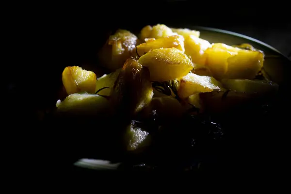 Bir Tabak Fırında Patates Sebze Chiaroscuro Işığı — Stok fotoğraf