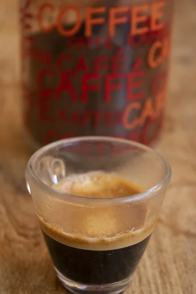 Koffie Glazen Beker Met Achtergrond Een Pot Met Koffie Woord — Stockfoto