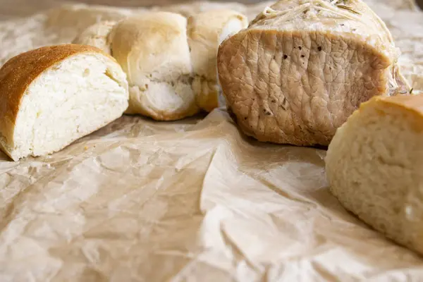 Karbonadestrengen Vergezeld Van Sneetjes Brood — Stockfoto
