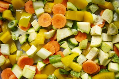 Küçük parçalar halinde kesilmiş karışık sebzeler.