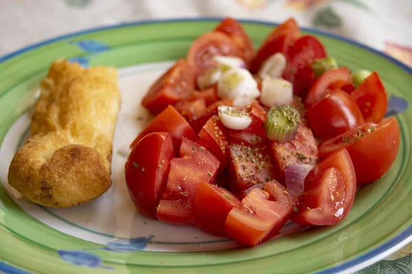 Verse Tomaten Salade Met Een Brood Ernaast — Stockfoto