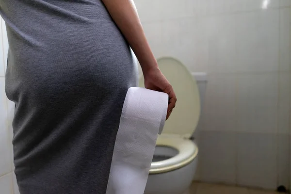 Femme Debout Dans Main Toilette Sale Tenant Rouleau Papier Soie — Photo