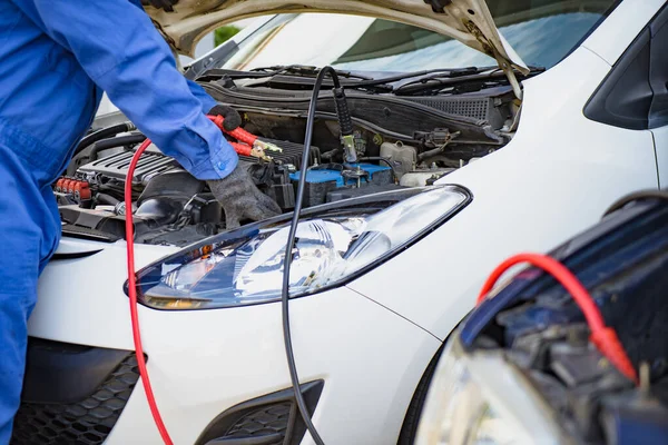 Battery Car Dead Concept Mechanic Repair Car Battery Charging Red — Stock Photo, Image