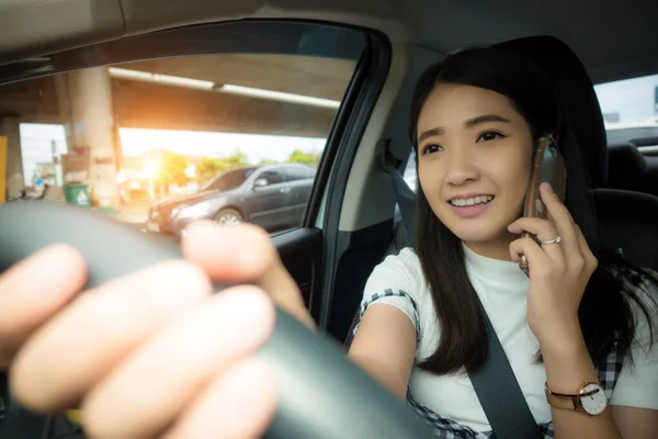 Giovane Donna Asiatica Guida Auto Parlare Telefono Cellulare Con Faccia — Foto Stock