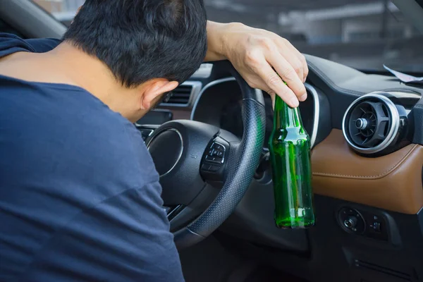 Man Die Alcoholische Hand Dronk Met Bierflesje Terwijl Hij Autorijde — Stockfoto