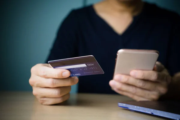 Ręce Człowieka Kartą Kredytową Smartfonem Zakupów Online Przy Użyciu Usługi Obrazek Stockowy