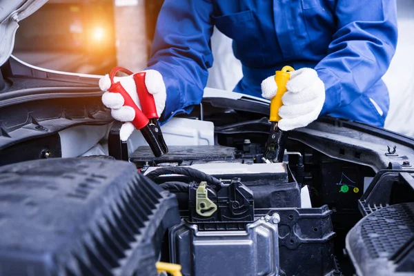 Mobil Baterainya Mati Baterai Mobil Perbaikan Mekanik Diisi Dengan Kabel Stok Lukisan  