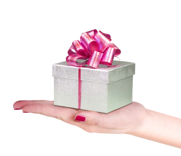 Hand mit Geschenk — Stockfoto