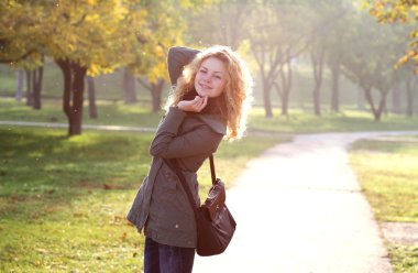 Genç sarışın kız