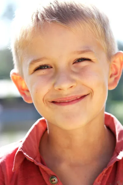 Retrato de um menino que sorri . — Fotografia de Stock