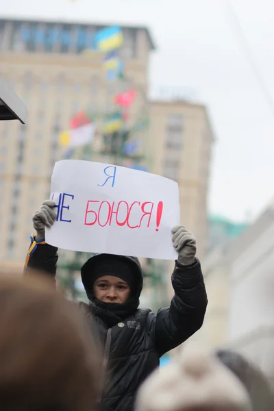 The boy with the poster I'm not afraid on Maidan Nezalezhnosti in Ukraine — Stock Photo, Image