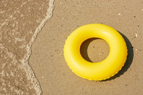 Güneşli Bir Günde Deniz Kenarında Yüzen Sarı Bir Halka — Stok fotoğraf