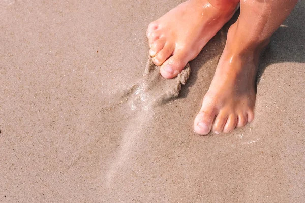 Küçük Kızın Ayakları Deniz Kabuklarıyla Süslenmiş — Stok fotoğraf