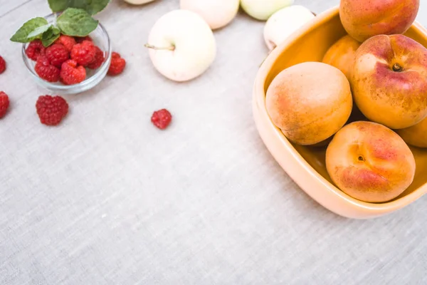 Abricots Framboises Pommes Sur Une Serviette Grise Avec Copyspace Concept — Photo