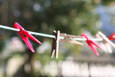 Bir kaç renkli mandal halatın üzerinde..