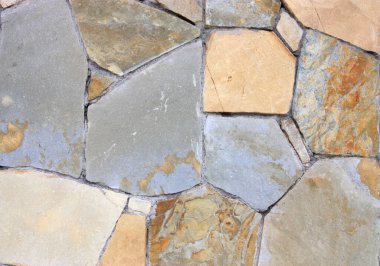 Kahverengi kiremitli eski taş duvar. Gri kayalık taş duvar dokusu arka plan. Tasarım için doğal desenli zemin. Soyut taş yapısı