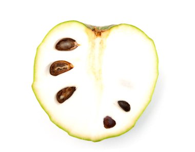 Kremalı elmanın ya da Cherimoya 'nın yarısı beyaz üzerine izole edilmiş.