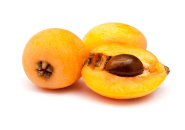 Loquats meyveleri beyaz arka planda izole. Bir grup Japon portakallı meyve, egzotik, sulu tatlı erikler..