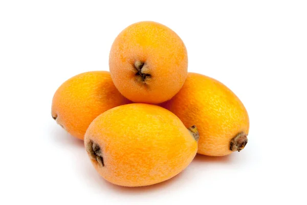 白の背景に単離された果実をLoquats オレンジ色の果実メダル エキゾチックな ジューシーな甘いプラムのグループ — ストック写真