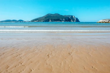 İspanya, Cantabria 'daki Laredo şehrindeki dağların arka planına karşı plaj..