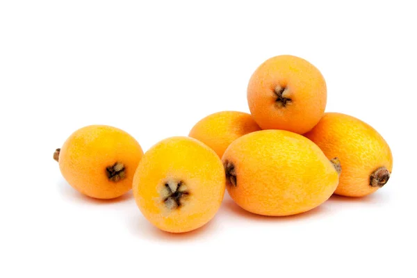 白の背景に単離された果実をLoquats オレンジ色の果実メダル エキゾチックな ジューシーな甘いプラムのグループ — ストック写真