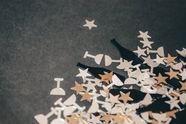 Yıldız, şişe ve gözlük şeklinde temalı bayram konfetisi.