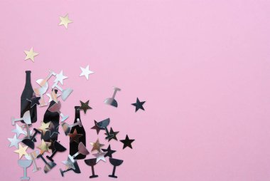 Yıldızlar, şişeler, pembe arka planda gözlük şeklinde temalı tatil konfetisi.