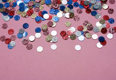 Pembe arka planda çok renkli parlak bir konfeti.