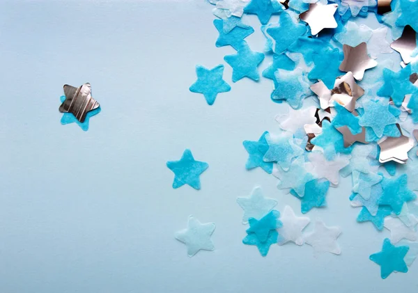 青い背景と星の形をしたコンフェッティ — ストック写真