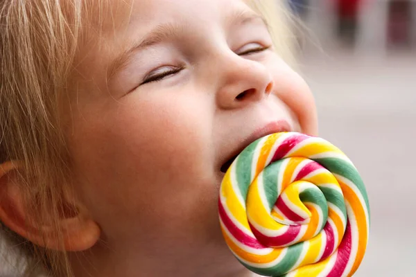 Portret Uśmiechnięta Dziewczynka Jedząca Cukierki — Zdjęcie stockowe