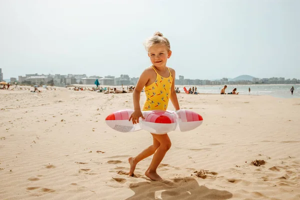 Glückliches Kleines Mädchen Mit Aufblasbarem Kreis Und Spaß Strand — Stockfoto