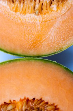 kavunun yarısı beyaz arkaplanda izole