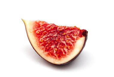 Beyaz arkaplanda çeyrek incir meyvesi izole.