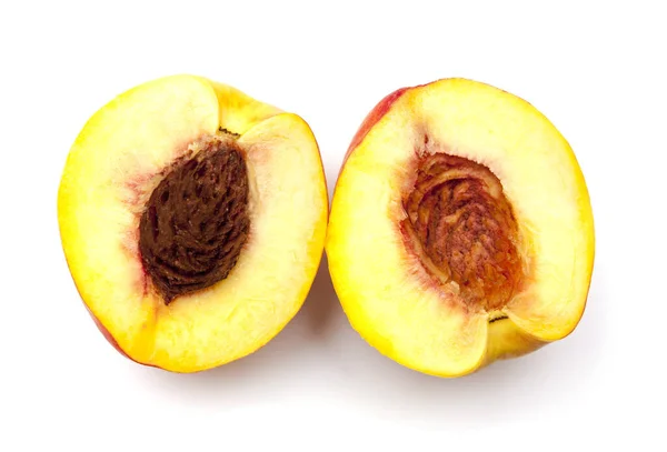 Zwei Hälften Geschnitten Saftigen Pfirsich Isoliert Auf Weißem Hintergrund — Stockfoto