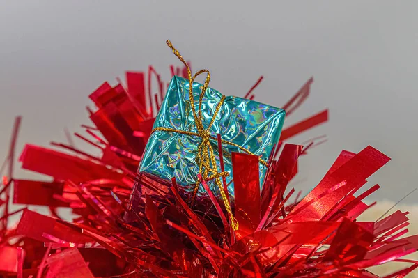 Vánoční Lesklá Fólie Dárkové Krabice Dekorace Červeném Tinsel — Stock fotografie