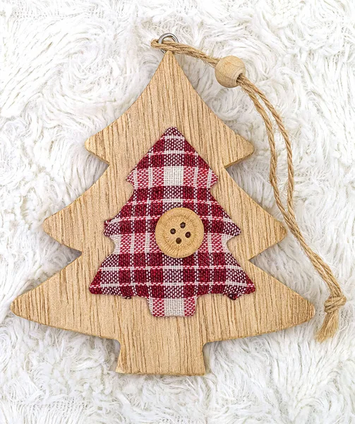 Dřevěný Vánoční Strom Přívěšek Dekorace Textilními Prvky Bílém Kožešinovém Pozadí — Stock fotografie
