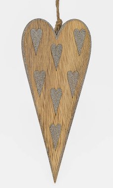 Tahta Noel kolyesi, gümüş parıldayan kalpler beyaz arka planda izole edilmiş.. 