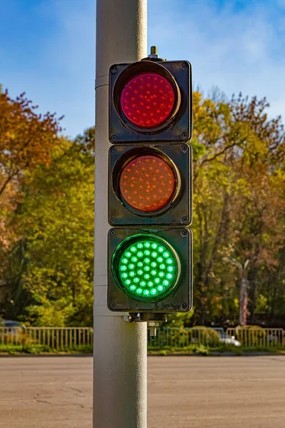 Κυκλοφοριακό Φως Στο Δρόμο Ενεργό Πράσινο Σήμα Την Εποχή Του — Φωτογραφία Αρχείου