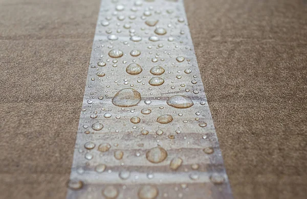 Nasse Pappe Mit Tröpfchen Auf Klebeband Nach Regen — Stockfoto