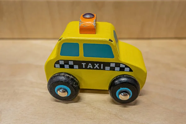 Žluté Dřevěné Staré Taxi Auto Hračka Nápisem Taxi — Stock fotografie