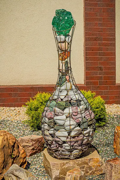 Декоративная Бутылка Галькой Стеклянным Камнем Стоящая Наружной Стены — стоковое фото